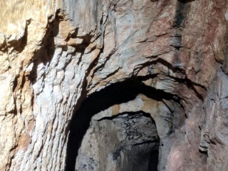 「礦場 V」白田村鎢礦裏面的日軍洞